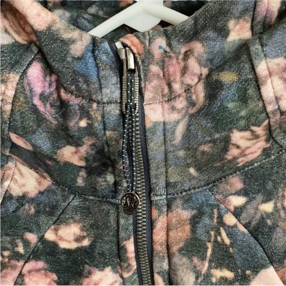 Lululemon Scuba Hoodie *Light
Cotton Fleece
Frosted Rose Multi size 6 - Picture 8 of 10